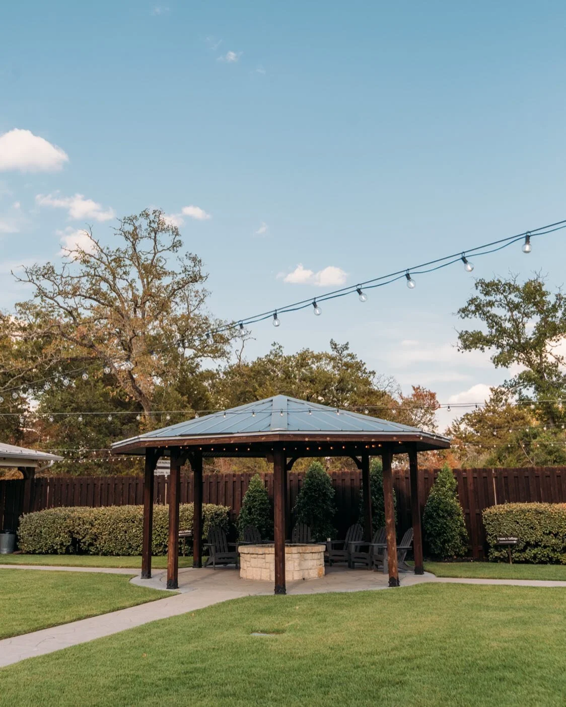 Come sit a spell by the fire pit &amp; enjoy your wedding stretched over a whole 24 or 48-Hours with our overnight packages + on-site lodging 🏠🤍✨

📸: @sanangelphoto